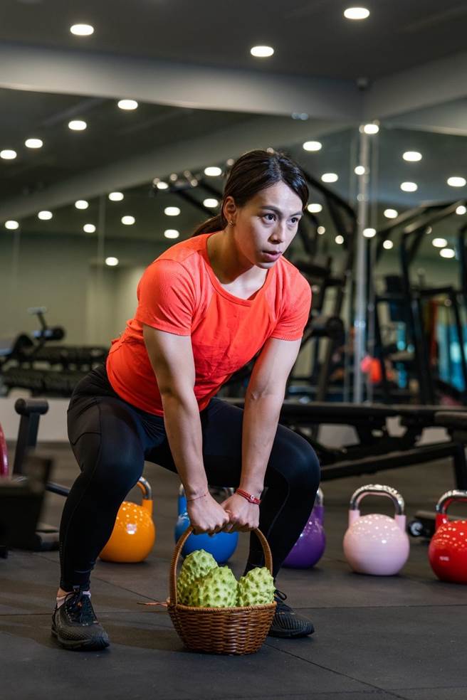 舉重女神郭婞淳力挺台東鳳梨釋迦。（台東縣府提供／蔡旻妤台東傳真）