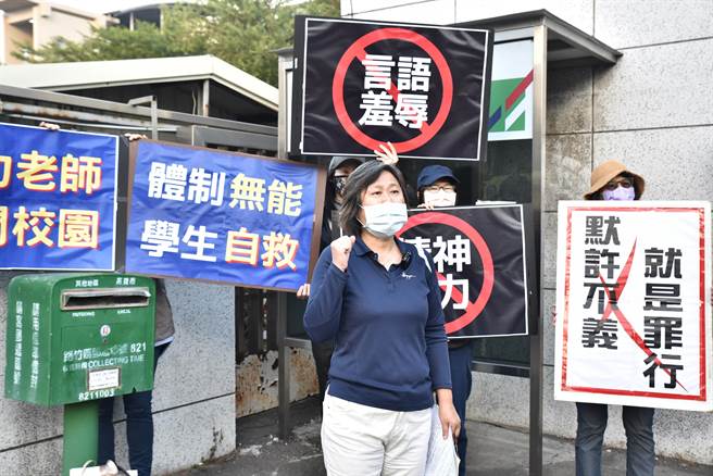 人本教育基金会6日到北高雄一所完全中学抗议国中部陈姓老师管教不当。（林瑞益摄）