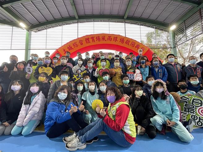 新北市土城区第一座天幕篮球场今启用，斥资1975万元打造，将当地桐花意象融入设计，球场天幕的双层弧形浪板设计展现花瓣堆迭、绽放的样子，整体配色也导入年轻色彩。（蔡雯如摄）