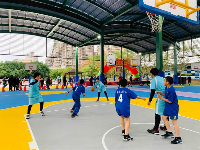 新北市土城区第一座天幕篮球场今启用，斥资1975万元打造，将当地桐花意象融入设计，球场天幕的双层弧形浪板设计展现花瓣堆迭、绽放的样子，整体配色也导入年轻色彩。（蔡雯如摄）