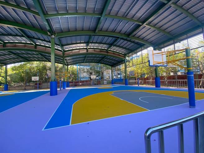 新北市土城区第一座天幕篮球场今启用，斥资1975万元打造，将当地桐花意象融入设计，球场天幕的双层弧形浪板设计展现花瓣堆迭、绽放的样子，整体配色也导入年轻色彩。（蔡雯如摄）