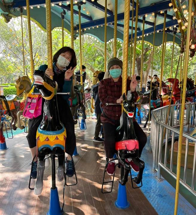 大千南势护理之家协助周女与胞妹重游游乐园。（大千医院提供／谢明俊苗栗传真）