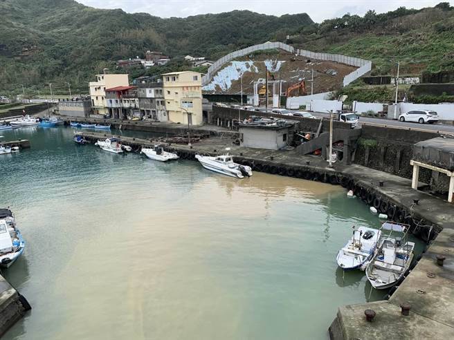 基隆市望海巷渔港附近有山坡土石正开挖，工程疑似未做好防护措施，导致泥沙多次流入港中造成污染（基隆市议员吕美玲提供／陈彩玲基隆传真）