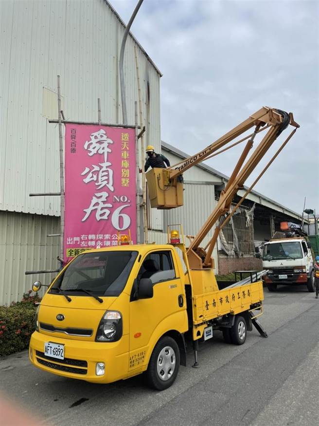 台南市工务局从上个月启动危险广告招牌巡查机制，目前已拆除784件违规广告物。(台南市工务局提供／曹婷婷台南传真)
