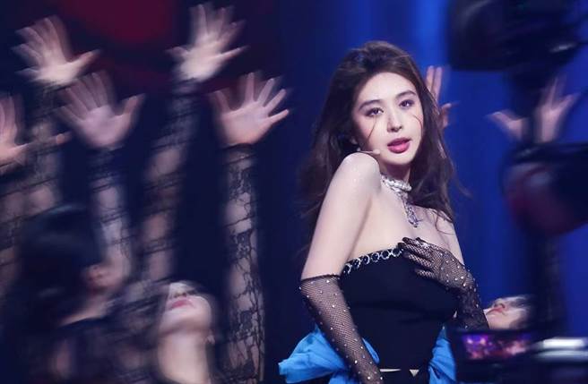 李菲兒在東方衛視跨年晚會上，與張衛健搭檔表演雙人舞。（圖／取材自李菲兒微博）