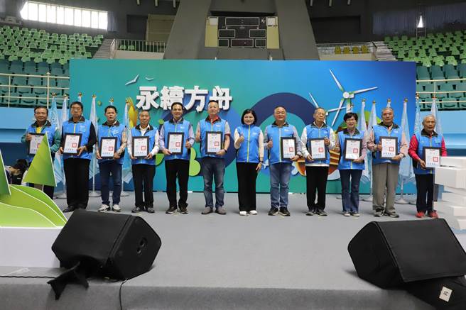 云林县府自办县内自主防灾社区PK赛，县长张丽善（右六）颁发奖牌给获奖社区。（周丽兰摄）