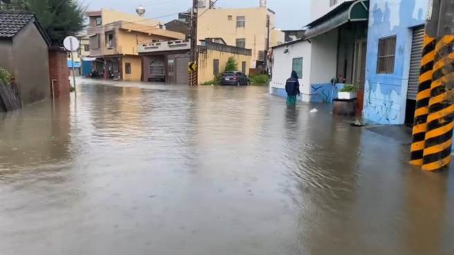 云林县地层下陷严重，极端气候变迁衝击下，豪雨灾害频率可能增加，损害难以避免，如何协助社区提升快速反应以及灾后重建復原能力是当务之急，社区居民成立自主防灾队是对策之一。（资料照片）