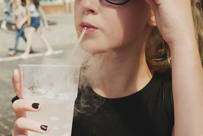 目前尚未有研究证明气泡水会影响骨质密度，但是有2类人要避免。（示意图／达志影像）