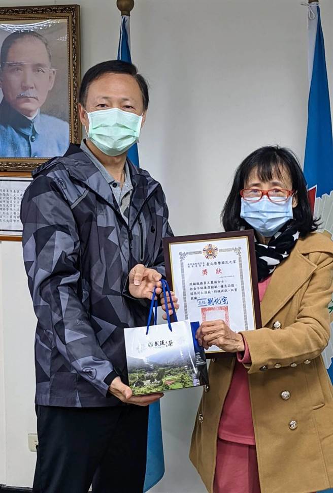 臺北荣家主任刘化宇(左)颁赠茶叶礼盒「以茶敬廉」，公开表扬王丽祯照服员(右)拾金不昧(臺北荣家提供)。