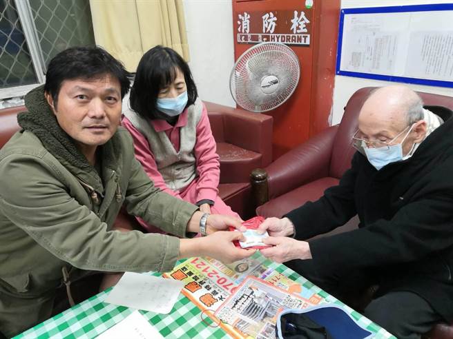 郑伯伯(右)对于遗失的钱财全数失而復得，除由衷感谢王丽祯照服员的洁操，并讚扬臺北荣家的廉洁风气(臺北荣家提供)。