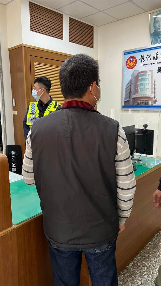 女儿失踪一个月，黄爸爸焦急到线西分驻所报案。（赖清美提供／吴敏菁彰化传真）