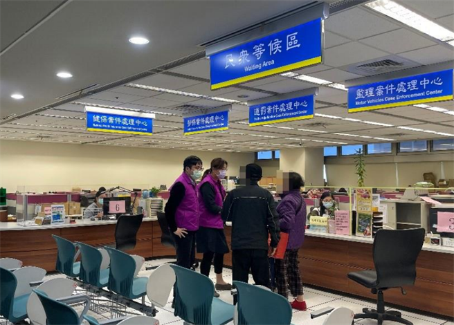 新北分署行政執行官(左1)及書記官(左2)帶領黃男阿嬤(右1)及父親(右2)至新北分署服務窗口，替黃男繳清10萬餘元的罰鍰。（執行署新北分署提供）