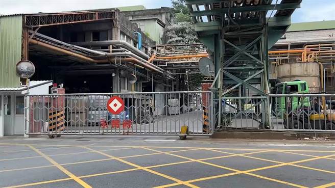 台东永丰余纸厂爆工安意外，纸箱堆滑落重压造成64岁刘男不治。（民眾提供／蔡旻妤台东传真）