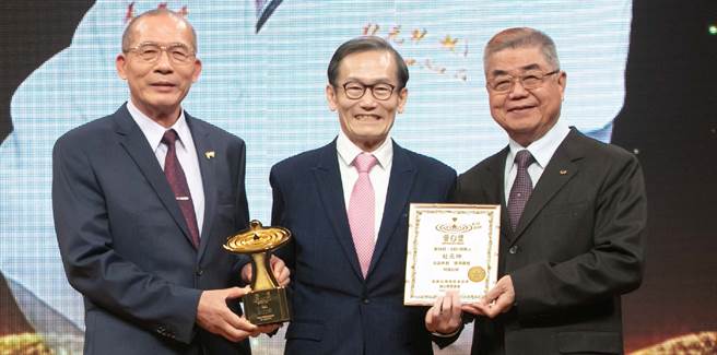 爱心奖得奖人杜元坤院长(中)，颁奖人镱钛科技股份有限公司总裁林宝彰(左)，及
拓凯教育基金会董事长沈文振。(图/爱心奖)
