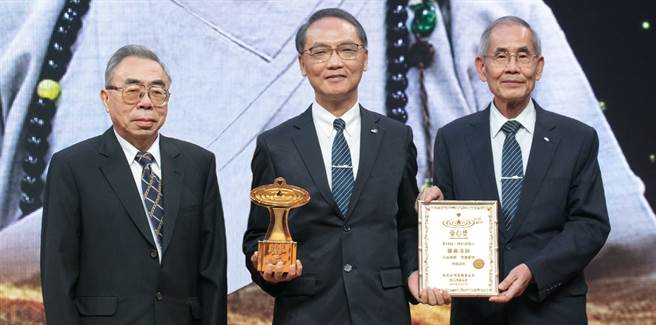 爱心奬得奖人慈济证严法师代表 - 顏博文执行长(中)，由台塑企业总裁王文渊(左)、
慈济传播人文志业基金会董事蔡堆(右)颁奖。(图/爱心奖)
