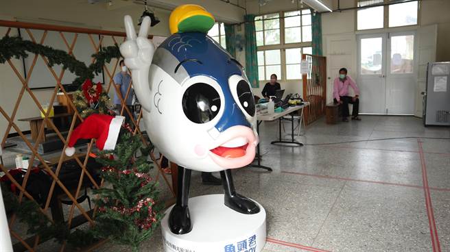 台南市政府观旅局解释，这只为本市吉祥物「鱼头君」，以台南物产虱目鱼作为主体，为了行销「鱼头君」，将首座大型公仔放置在无米乐旅服中心。（张毓翎摄）