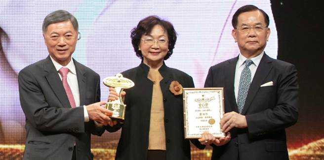 爱心奖得奖人萧淑珍董事长(中)，由新加坡恒一基金公司董事长李伸一(左)、
现代财经基金会董事长黄辉珍(右)颁奖。(图/爱心奖)
