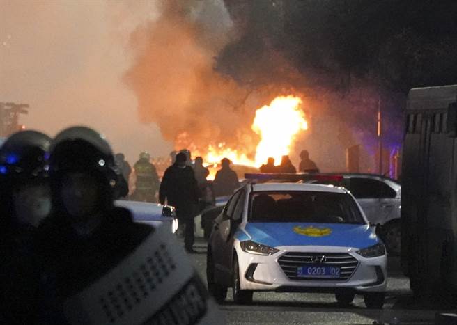 大批哈薩克抗議民眾5日在第一大城阿拉木圖（Almaty）與警方爆發流血衝突，並焚毀警車。（美聯社）