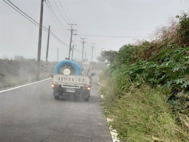 消毒车至溼地周边道路进行消毒。（台南市政府农业局提供／张毓翎台南传真）