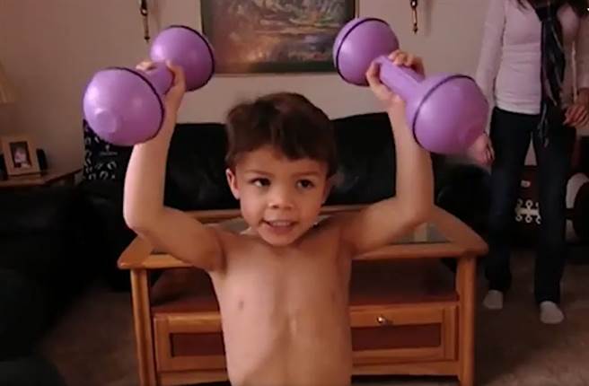 「迷你绿巨人」利亚姆天生拥有肌肉，超乎寻常的健美身材，让专家直呼是医学之谜。(图翻摄自/YouTube/Documentary Warehouse)