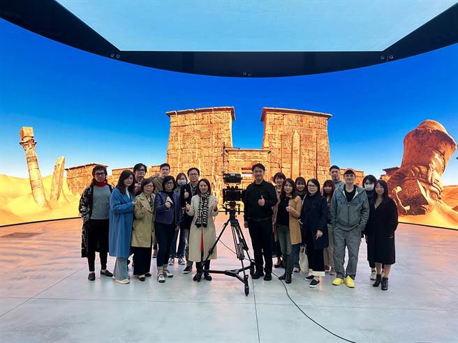 台灣國際公共關係協會16日前往世新大學參訪斥資2億打造的「智能攝製基地」。（攝影／王雅芬）