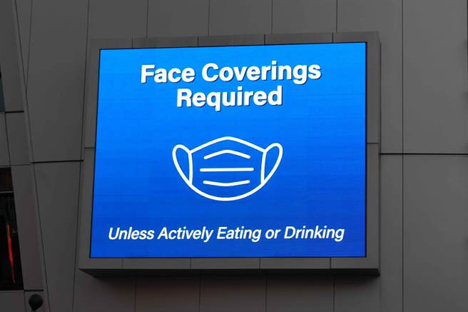 加州室内公共场所强制戴口罩的规定延长一个月至2月中。(图／路透社)