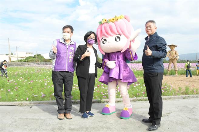 彰化县长王惠美（中）、农业处长邱奕志(左)、田中镇农会总干事张瑞欣（右）欢迎各界踊跃到彰化春游、赏花、吃美食消费抽大奖。（谢琼云摄）