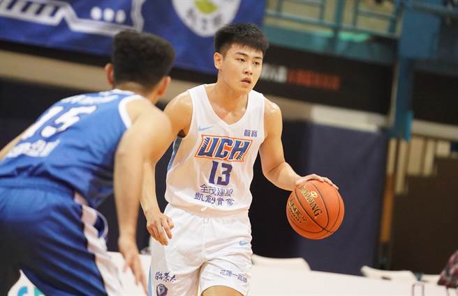 健行科大刘丞勋（右）攻下32分全场最高、并创UBA个人新高。（大专体总提供）