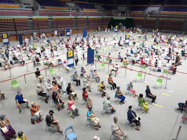 拚疫苗覆蓋率！屏東縣府再祭誘因 打疫苗送200元超商禮券。（報系資料照）