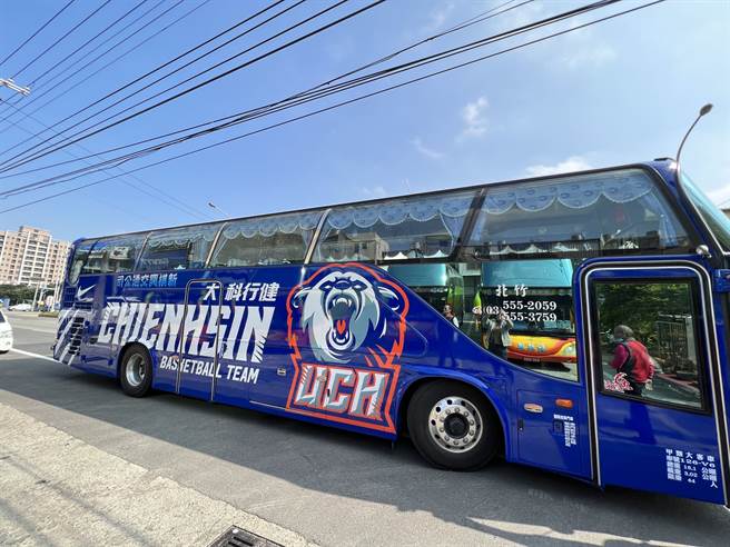 健行科大男篮队专属彩绘巴士，画上球队吉祥物北极熊。（刘孟竹提供）