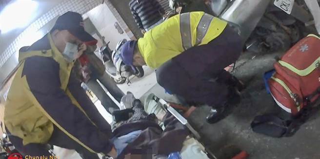 桃园市桃园区1名妇人在家中不明原因昏倒，住在隔壁的中路义消分队小队长江明晃听到救护车声响，前往协助CPR。（消防提供）