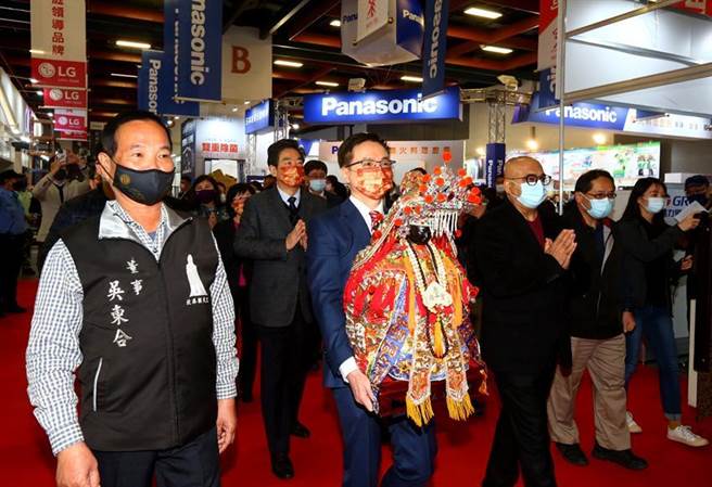 （世贸年货大展启动，由贸协董事长黄志芳(中捧神像者)恭迎北港妈祖圣驾。图／贸协提供）