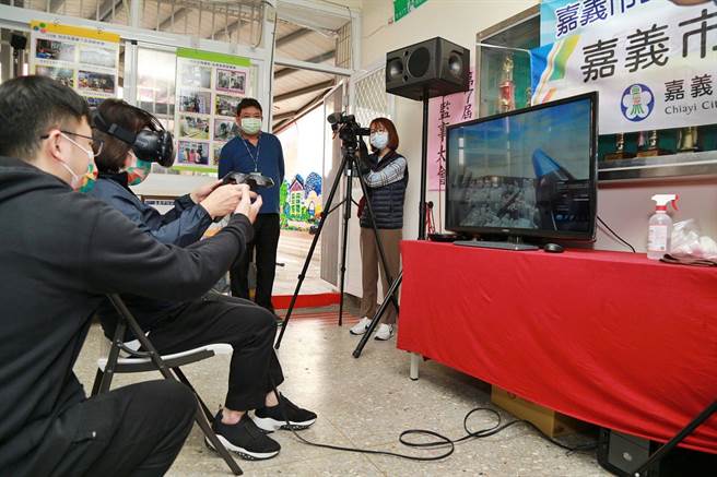 嘉义市长黄敏惠（坐者 ）体验虚拟实境（VR）课程。（嘉义市政府提供）