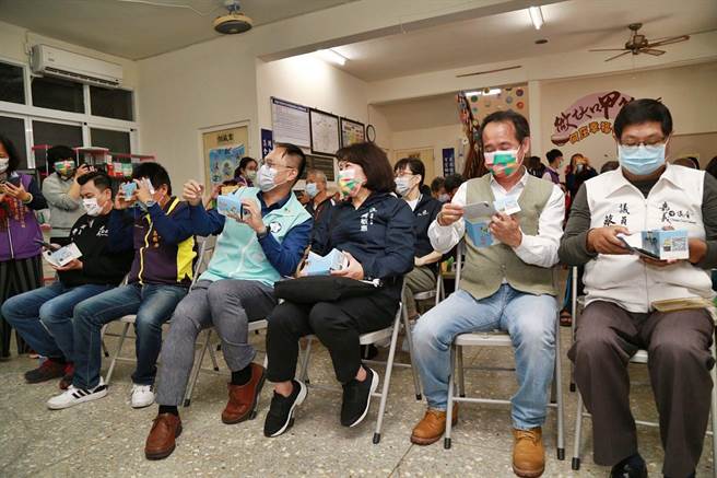 嘉义市长黄敏惠（右三 ）偕议员认识体验虚拟实境（VR）眼镜盒。（嘉义市政府提供）