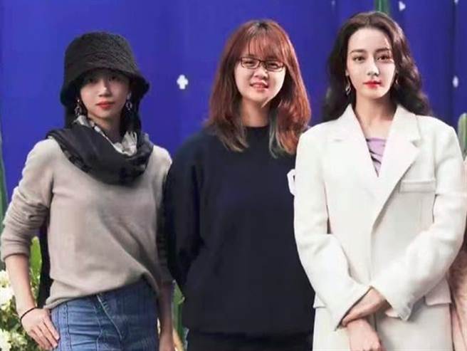 迪麗熱巴和女粉絲的合影被網友認為「氣質遭秒殺」。（圖／截取自陸網論壇）