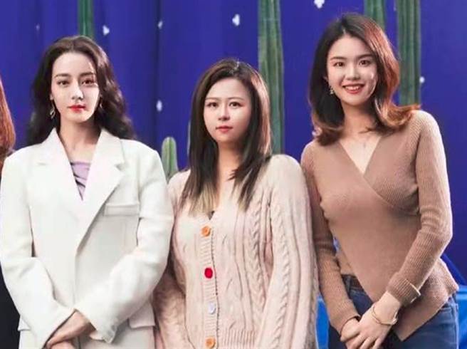 迪麗熱巴和女粉絲的合影被網友認為「氣質遭秒殺」。（圖／截取自陸網論壇）