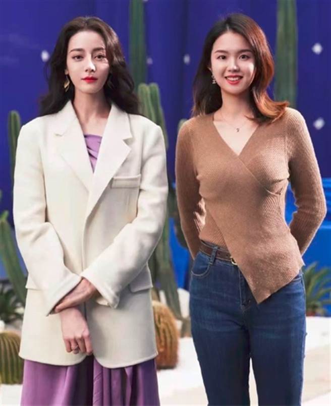 迪麗熱巴和女粉絲的合影被網友認為「氣質遭秒殺」。（圖／截取自陸網論壇）