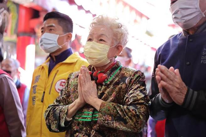 台北市长柯文哲的妈妈何瑞英，4日到沙鹿区玉皇殿参拜，巧遇台中二选区立委补选国民党候选人顏宽恒。（顏宽恒竞选总部提供）