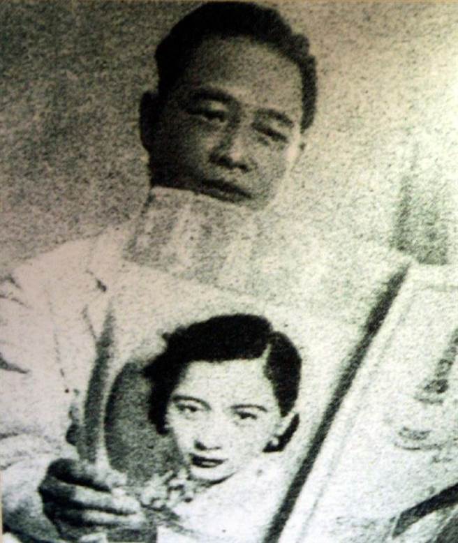 调查局前身中央统计局时期派郑苹如潜伏汪精卫偽政府进行情报搜集及制裁汉奸，郑苹如后因身分暴露遭处死，其故事经由李安拍成「色、戒」在威尼斯影展夺得金狮奖成为话题，图为汪精卫手持刊登以郑女为封面的话报。（陈怡诚翻摄）