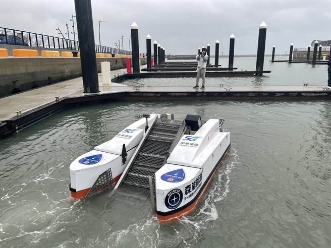 台湾湛蓝海洋联盟研发海漂垃圾收集器「湛斗机」，能有效捕捉海洋垃圾。（桃园市政府环保局提供／陈梦茹桃园传真）