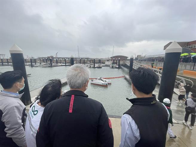 桃园市府提供1个免费停靠泊位给台湾湛蓝海洋联盟研发的海漂垃圾收集器「湛斗机」停靠。（桃园市政府环保局提供／陈梦茹桃园传真）