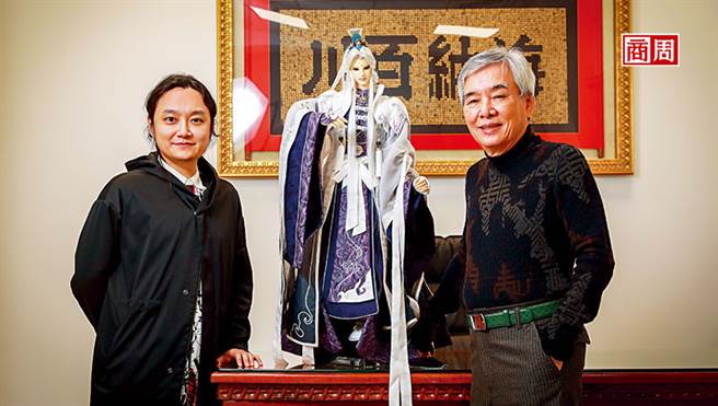 霹雳创办人暨董事长黄文章（右）、总经理黄亮勛（左）(摄影者：陈宗怡)

