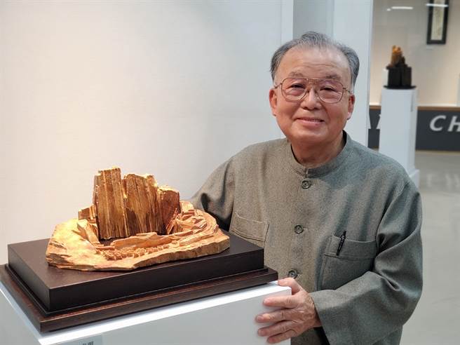 86岁国宝级雕刻大师张敬，守候中风老妻10年人生最后里程，重拾链锯与雕刻刀，以极大的体力负荷，重新刻出灵感取自圣经的「走向光明」。（周丽兰摄）