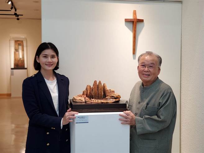 张敬大师（右）最新作品之一「神来诗经廿三」，左为云林县文化观光处长陈璧君。（周丽兰摄）