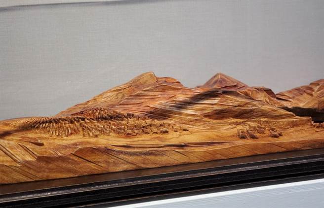 国宝级雕刻大师张敬最新作品「青山绿水-天佑台湾」，是本次在云林县文观处展出的主视觉作品，在开阔的天地间有无数的小羊儿奔跑。（周丽兰摄）