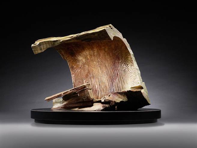 这一件「爱是包容无止尽」作品材料是古牛樟，也是张敬守护卧病老妻时期的少有作品。（张敬提供）