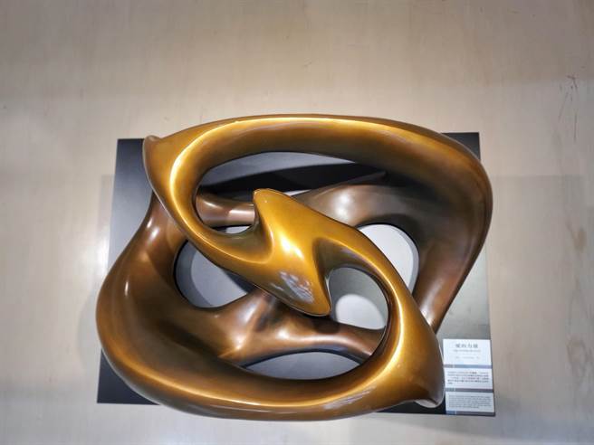 本次展览也有少数铜雕作品，这一件作品是「爱的力量」。（周丽兰摄）
