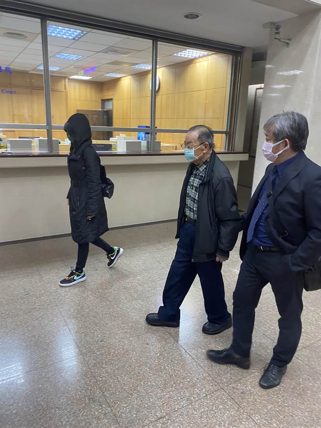 国宾影城创办人张明吉（右二）讯后，获检方谕令以50万元交保。林伟信摄