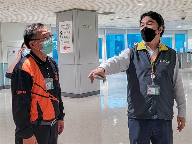 卫福部医福会执行长王必胜6日表示，防疫措施将扩及其他机场，另外，清洁员的交通车需固定座位、路线搭乘，并落实梅花座及车长工作责任的规定，即日起开始实施。（陈麒全摄）