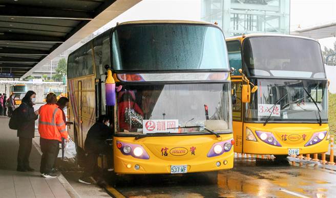 在桃机负责清洁工作的信实员工下班后搭乘公司交通车返家，上车前还有小组长在车门口帮同仁喷洒酒精消毒。（陈麒全摄）